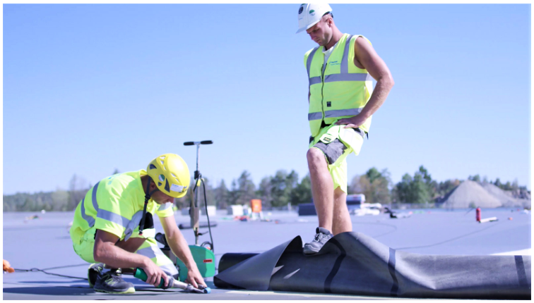 DEC-Prod&Serv-Leister-Protan Entreprenør AS welds gigantic roof using LEISTER VARIMAT V2 and TRIAC